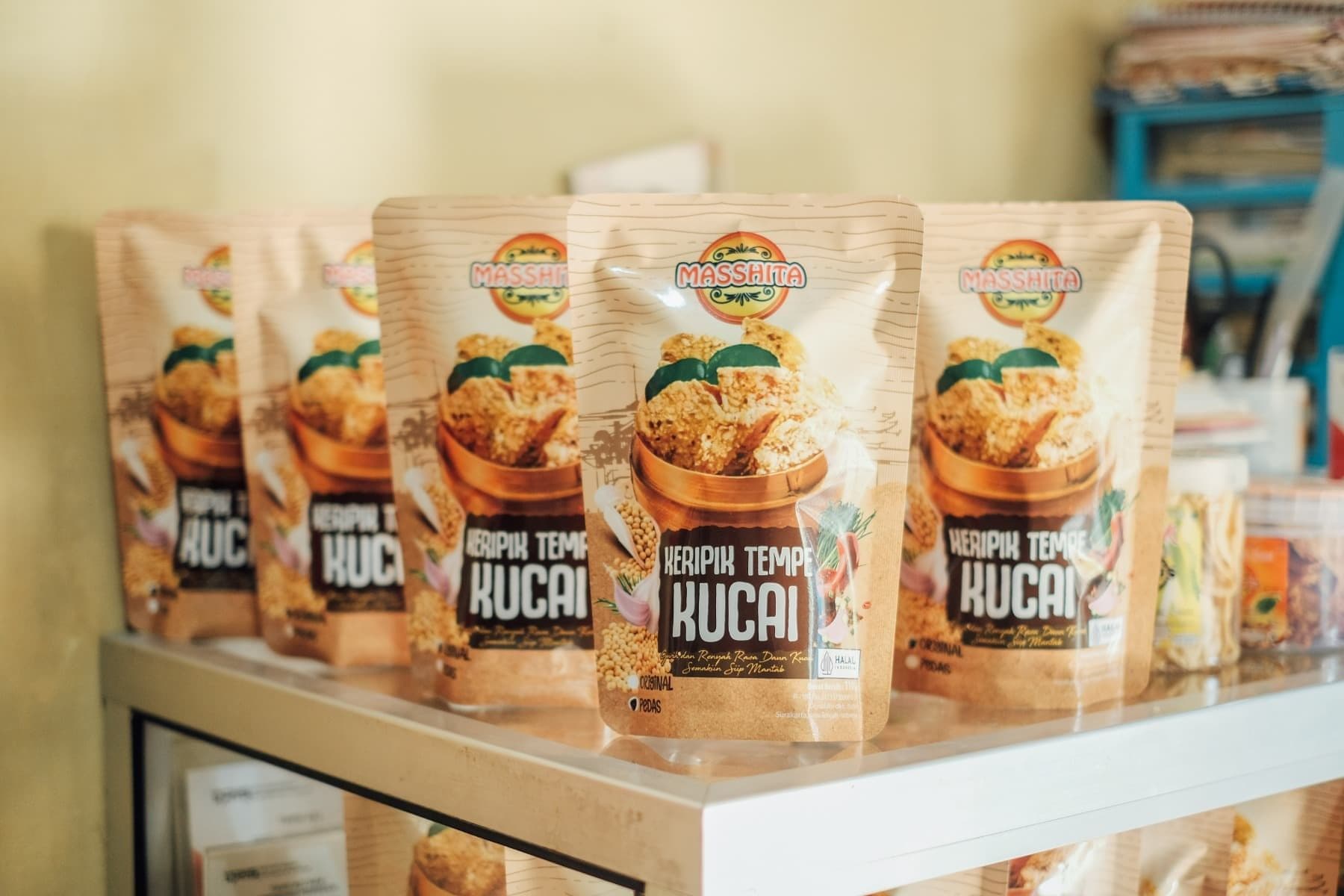 Foto barisan produk Keripik Masshita tertata di atas etalase kaca.