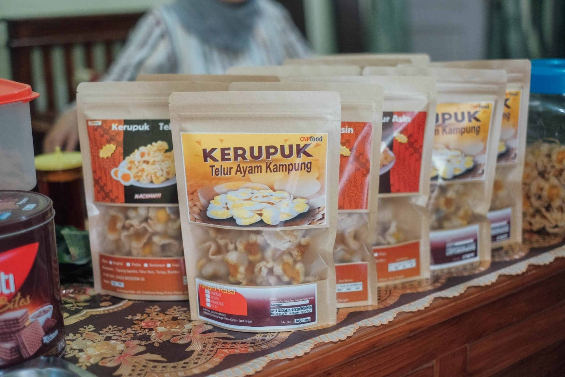 Foto beberapa kemasan produk kerupuk telur yang tertata di meja.