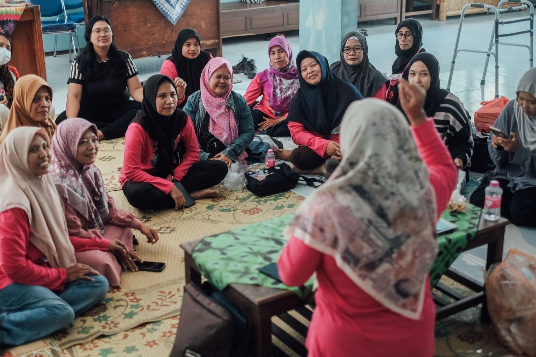 Foto Ibu Endang sedang mendengarkan paparan materi dari narasumber dalam kegiatan Diva UMKM.