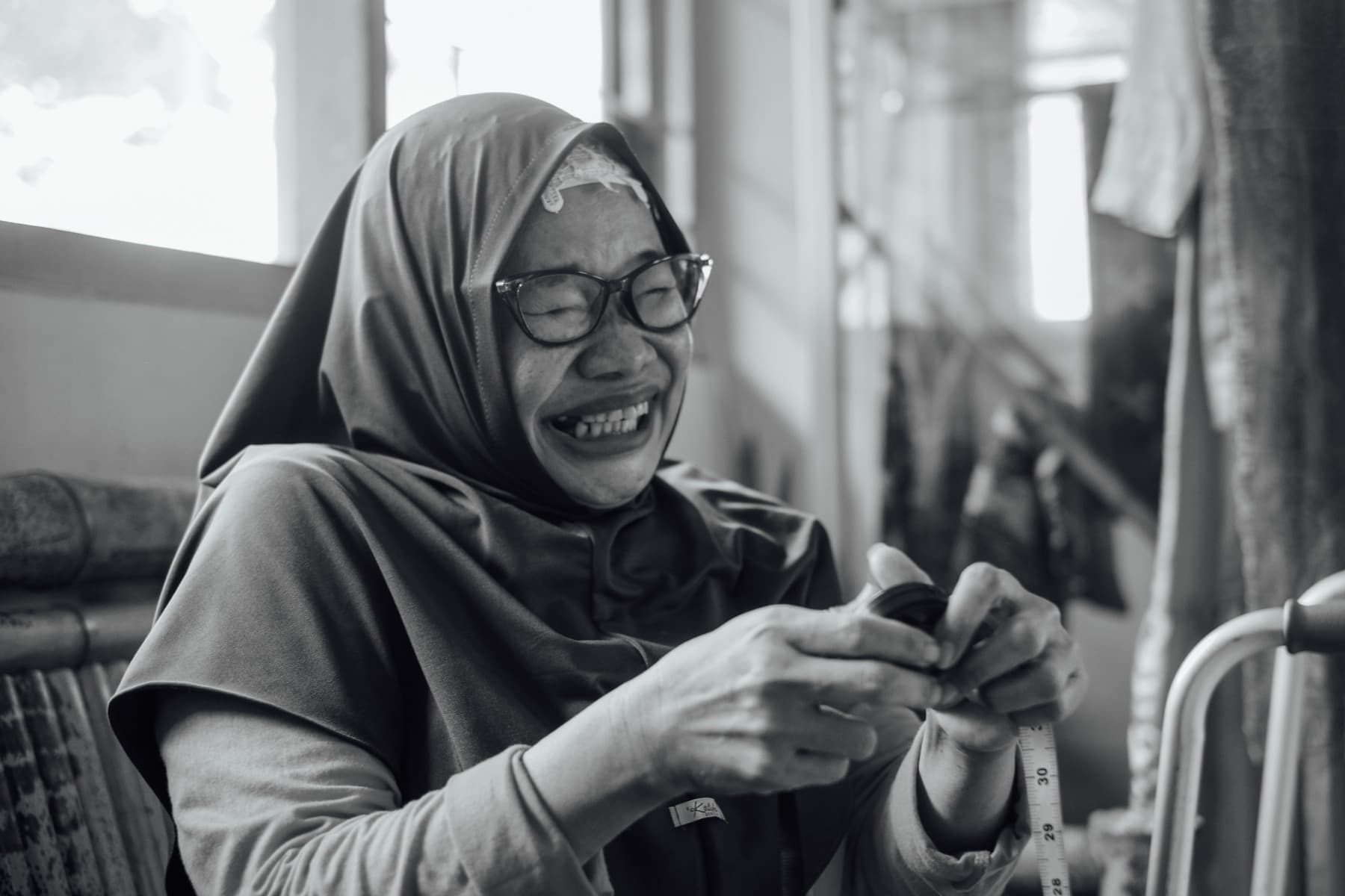 Foto Ibu Endang sedang tertawa lepas.
