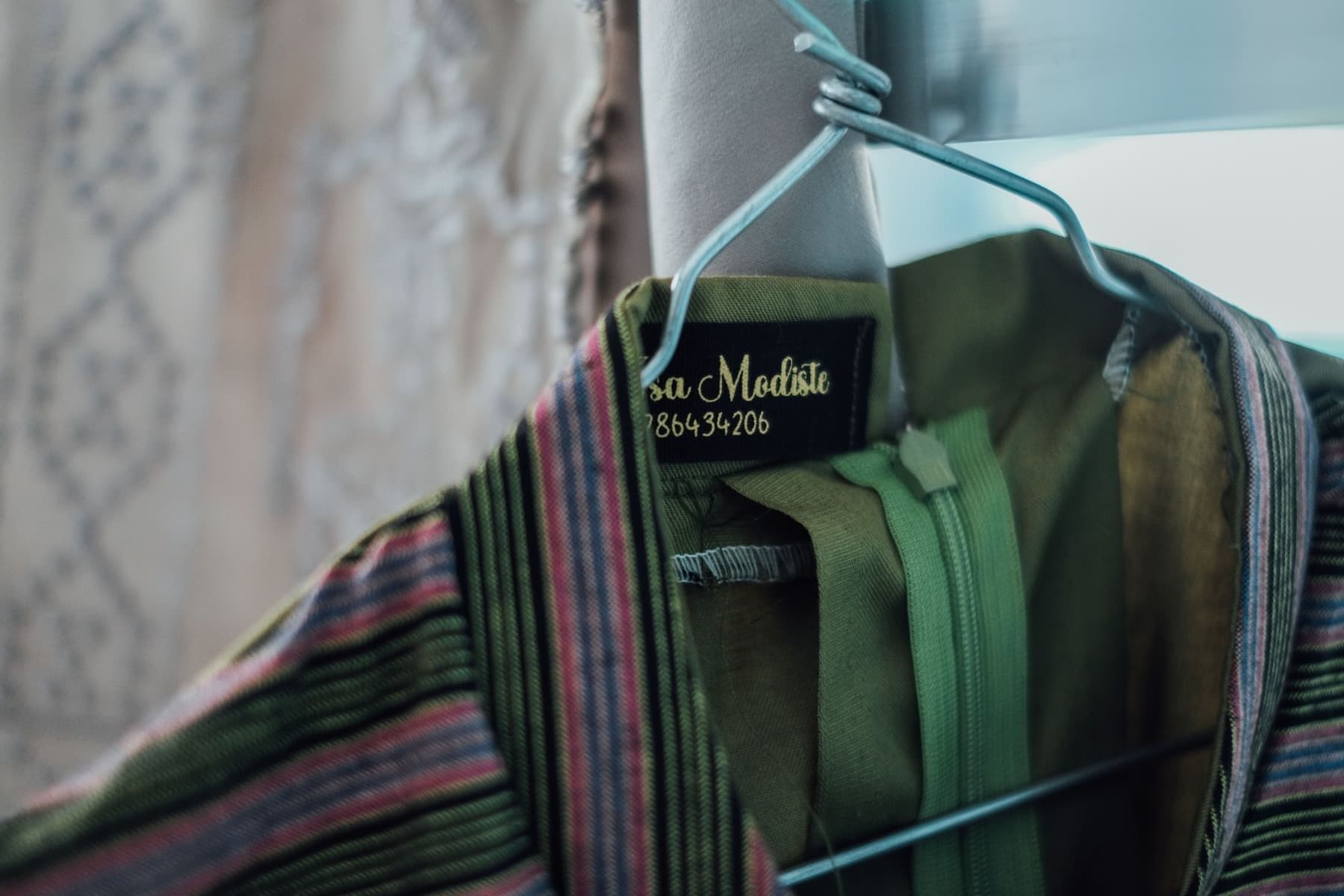 Foto produk Beltsa Modeste berupa kebaya lurik yang digantung di gantungan baju