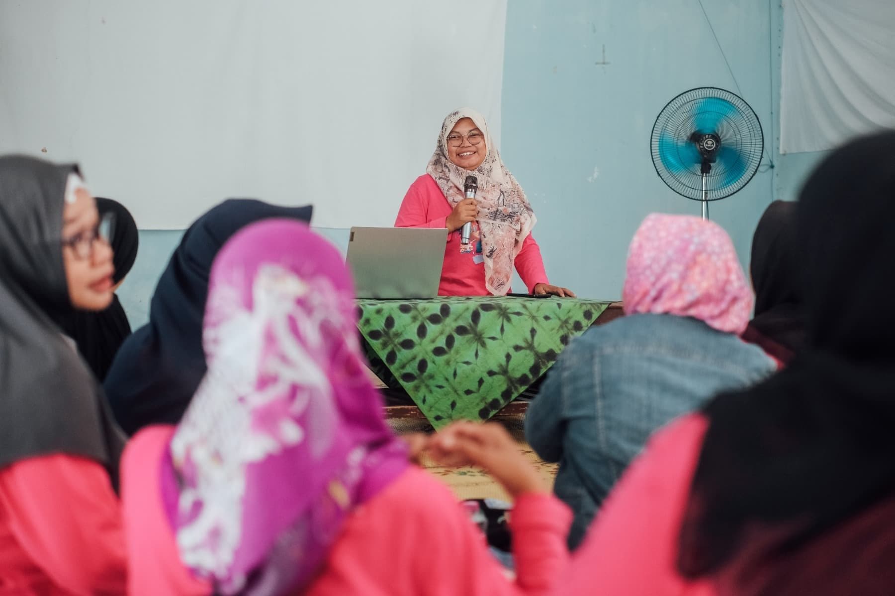 Foto Ibu Rani memaparkan materi di depan Ibu-Ibu pengusaha UMKM.