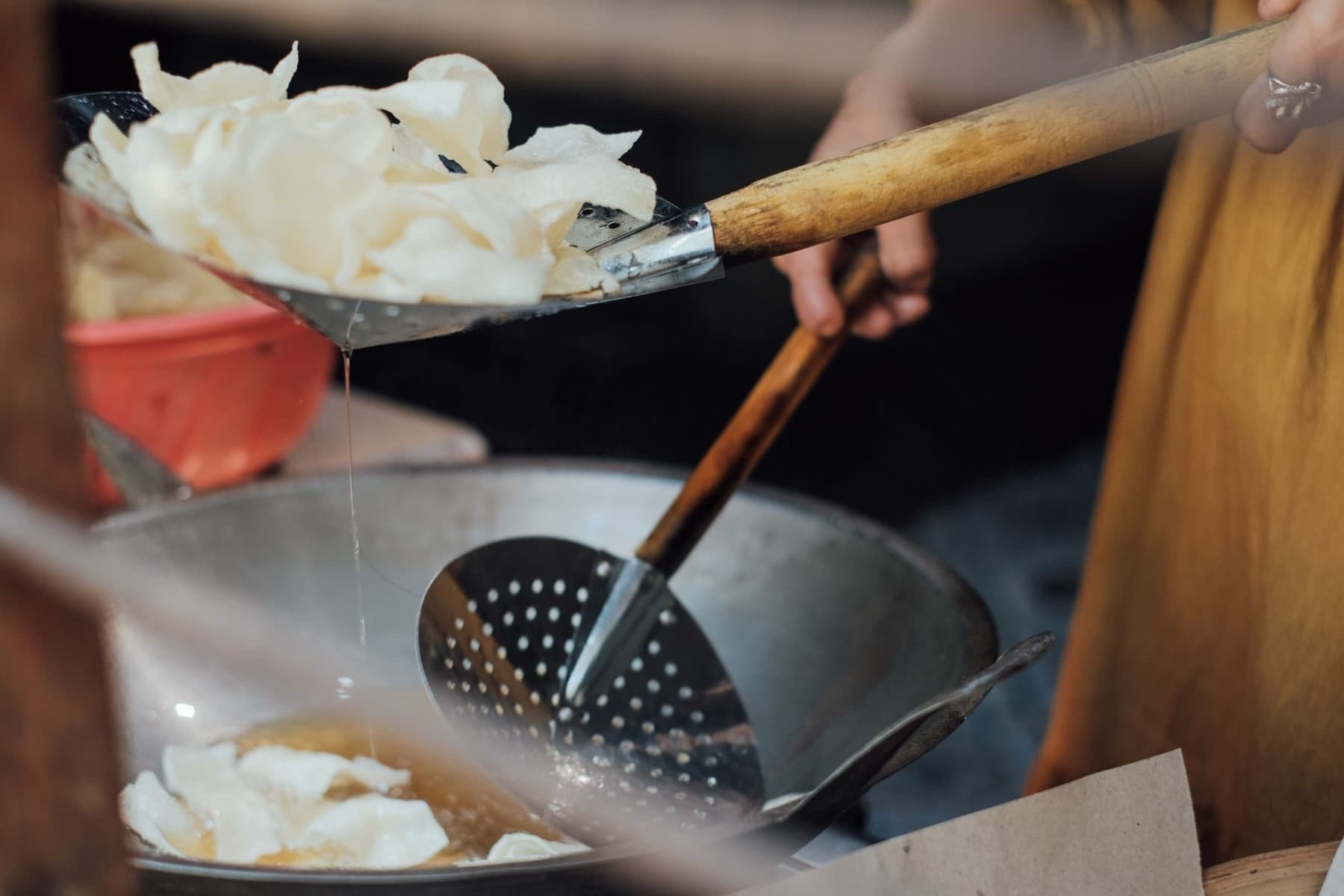 Foto Ibu Dita sedang menggoreng keripik gatot.